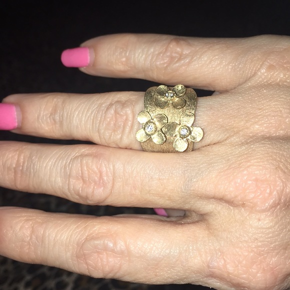 Gold and Crystal Flower Ring - Picture 2 of 3